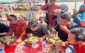 Bukan Kerupuk, Warga Palembang Gelar Lomba Cepat Makan Pempek