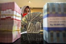 Rupiah Ditutup Melemah ke Rp14.938, Antisipasi Kenaikan Suku Bunga