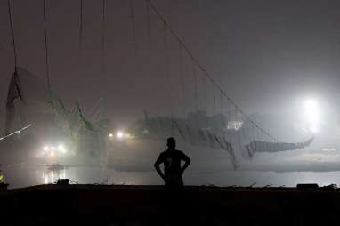 Foto-Foto Tragedi Ambuknya Jembatan Gantung di India Yang Menewaskan Ratusan Orang