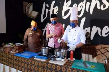 Aston Inn Pandanaran Semarang Ajak Veteran Perang Memasak Bandeng Kuah Asam