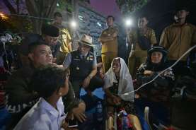 Gempa Cianjur: Ridwan Kamil Sesalkan Pencabutan Label Pemberi Bantuan Tenda