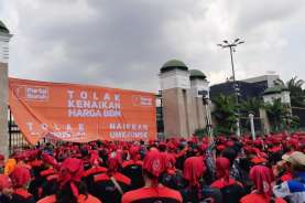 Massa Demo Buruh Mulai Bergerak ke Balai Kota, Tuntut UMP 2023 DKI Naik 10 Persen