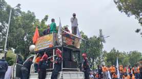 Buruh Demo Tolak Besaran UMP Jakarta 2023, Ancam Mogok Nasional