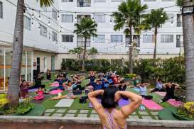 Peringati Hari Perempuan Internasional, Harris Sentraland Semarang Gelar Yoga Bersama