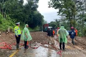 Longsor Sempat Tutup Jalan Yogyakarta-Semarang