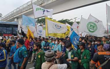 Mahasiswa BEM SI Demo Tolak UU Cipta Kerja di DPR Siang Ini