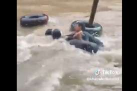 Hanya Bermodal Ban, Ini Momen Penyelamatan Orang Hanyut saat Banjir Bandang Sembahe