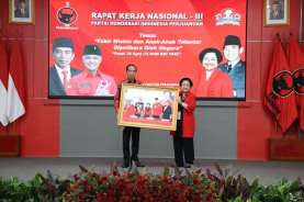 Jokowi Dapat Hadiah Foto dari Megawati saat Hadir di Rakernas III PDIP