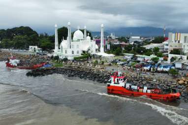 Dua Kapal Pengangkut BBM Terkendala Ombak di Padang