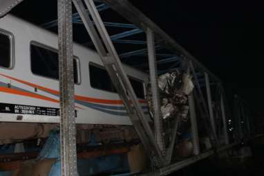 Kecelakaan KA Brantas, Kepala Truk Terjebak di Jembatan