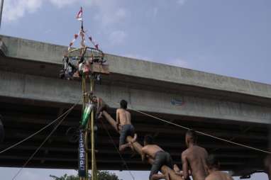 Pegadaian Gelar Panjat Pinang Emas di Kalimalang