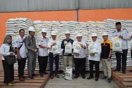 Kurangi Beban Warga, Pemkab OKI dan Bulog Salurkan 484 Ton Beras