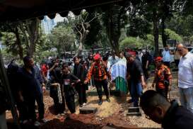 Potret Riuh Rendah Pengantar Pemakaman Pengusaha Soebronto Laras di TPU Karet Bivak