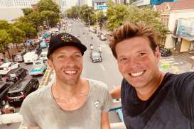 Momen Chris Martin Coldplay Jalan-jalan di Karet Tanah Abang