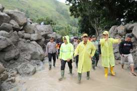 Tinjau Korban Banjir Bandang Humbahas, Semua Perlu Siaga