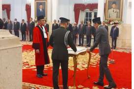 Jokowi Lantik Ridwan Mansyur sebagai Hakim Mahkamah Konstitusi