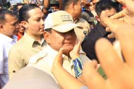 Kunjungi Korban Erupsi Gunung Marapi di Agam, Pipi Prabowo Dipegang Ibu-ibu