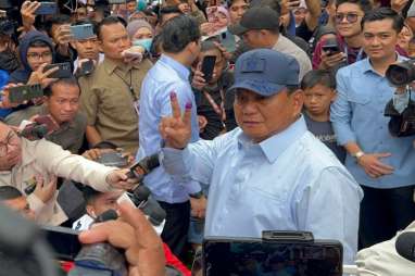 Prabowo Becek-becekan ke TPS 033 Bojongkoneng, Nyoblos Pemilu 2024