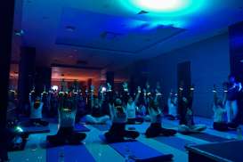 Harris Sentraland Semarang Rayakan Earth Hour Lewat Light Up Yoga
