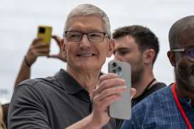 Menkominfo Sebut Bos Apple Tim Cook Berpeluang Bangun Pabrik di RI