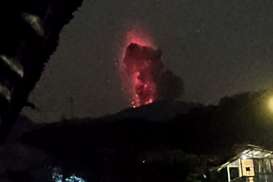Gunung Marapi Semburkan Lava Pijar Setinggi 1.500 Meter dari Puncak Kawah