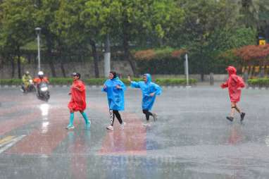 Cuaca DKI 28 Maret, Waspada Hujan Petir dan Angin Kencang di Jaksel dan Jaktim