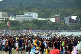 Puluhan Ribu Wisatawan Padati Pantai Pangandaran