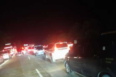 Arus Balik Tol Cipali KM 185 Macet Parah, Pengemudi Rehat di Pinggir Jalan