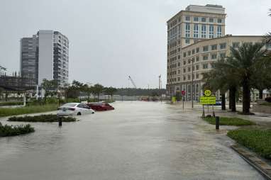 Foto-Foto Dubai Terendam Banjir Akibat Hujan Lebat, Mobil Mewah Tergenang