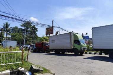 Antrean Truk di SPBU Makassar Mengular, Sopir: Solar Kosong