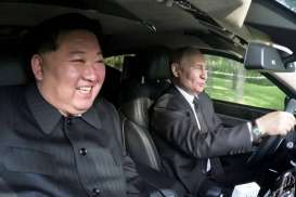 Momen Akrab Putin dan Kim Jong-Un Jalan-Jalan Naik Mobil Limosin