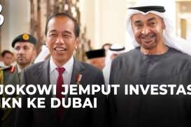 Momen Jokowi Disambut Pelukan Hangat MBZ Saat Tiba di Abu Dhabi