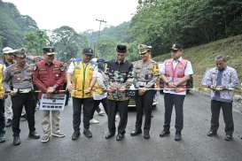 Jalan Lembah Anai Bekas Dilanda Banjir Bandang di Sumbar Sudah Bisa Dilewati