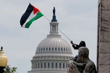 Momen Demonstran Anti-Israel Kibarkan Bendera Palestina dan Bakar Bendera AS