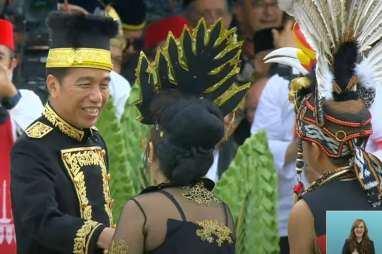 Selamat! Jokowi Serahkan Sepeda untuk Pemenang Busana Adat Terbaik di IKN