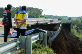 Jalan Lintas Riau-Sumbar di Kampar Amblas, Pengendara Disarankan Lewat Jalur Alternatif