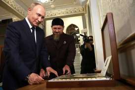 Video Putin Cium Alquran saat Kunjungi Chechnya Viral di Medsos