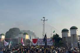 Foto-foto Situasi Terkini Demo Tolak RUU Pilkada: Ricuh! Pagar DPR Dijebol Massa Lagi