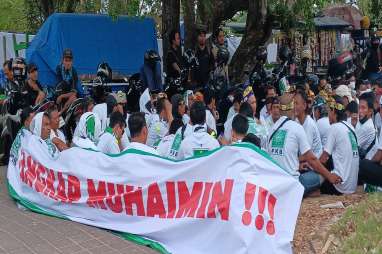 Demonstran Bentangkan Spanduk Tangkap Muhaimin