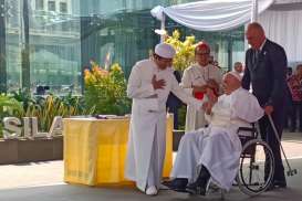 Momen Paus Fransiskus Cium Tangan Imam Besar Masjid Istiqlal