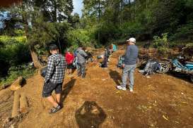 Rayakan Ulang Tahun, Rooms Inc Semarang Bersihkan Jalur Pendakian Gunung Ungaran