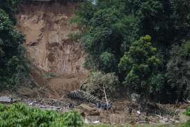 BREAKING NEWS: 43 Pekerja Diduga Tambang Illegal Tertimbun Longsor di Solok