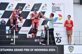 Momen Jokowi Serahkan Piala MotoGP Mandalika 2024 ke Jorge Martin