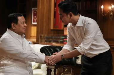 Full senyum, Prabowo Pamer Foto Salaman dengan Gibran