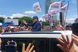 Momen Presiden Prabowo Sapa Warga saat Menuju Istana