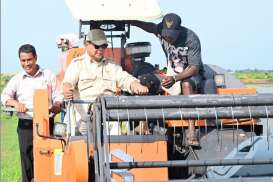 Foto Prabowo Naik Traktor Sambil Cek Tanam-Panen Padi di Merauke