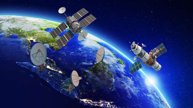 Berlomba Meluncurkan Satelit
