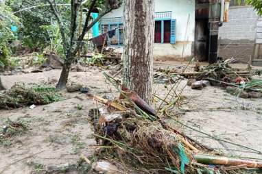 Banjir Bandang Melanda Sijunjung, Pemprov Sumbar Salurkan Bantuan Beras 2.830 Kg