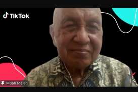 Kisah Inspiratif Hari Guru, Tantangan Mbah Melan Ajarkan Matematika di Live TikTok