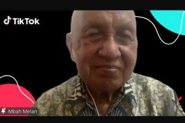 Kisah Inspiratif Hari Guru, Tantangan Mbah Melan Ajarkan Matematika di Live TikTok